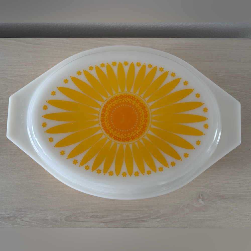 Vintage Pyrex Yellow Sunflower Daisy Divided Casserole Dish Oval Lid 1.5 Quart